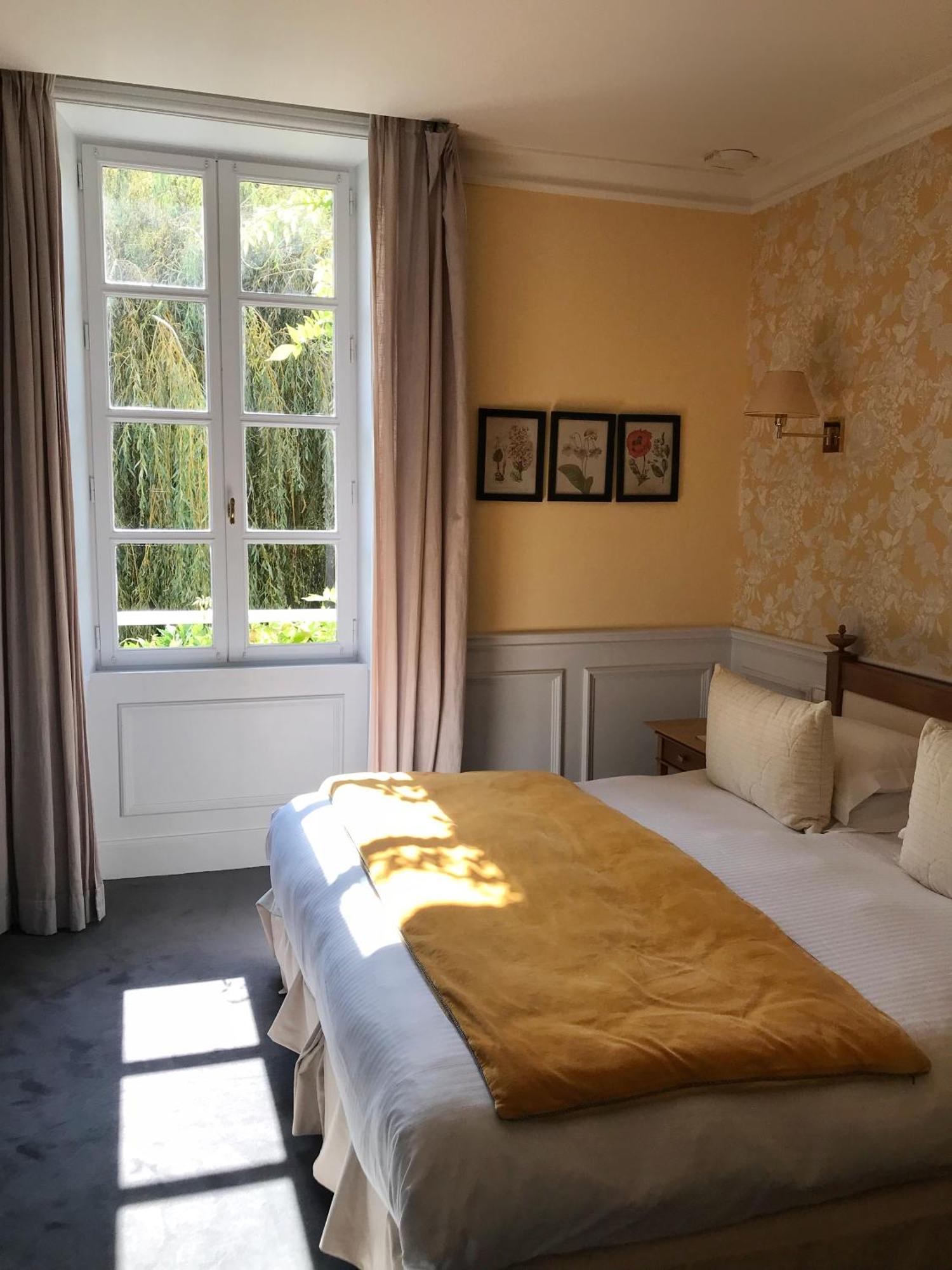 舍尼维尔城堡酒店 贝桑于潘港 外观 照片